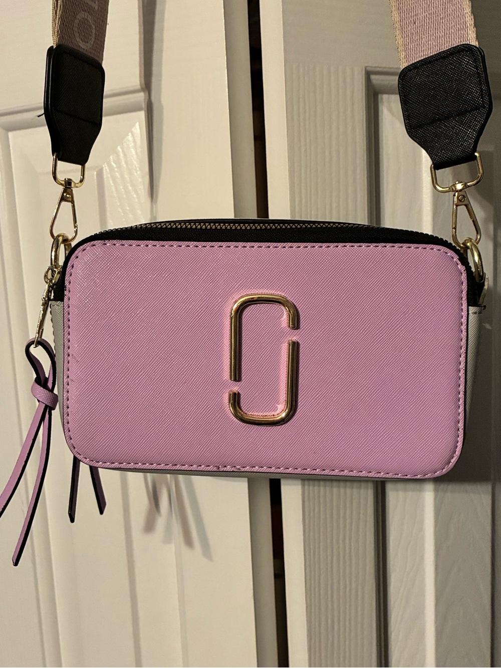 Marc Jacobs Lilac Crossbody Camera Bag with Gold Hardware - Picture 2 of 12
